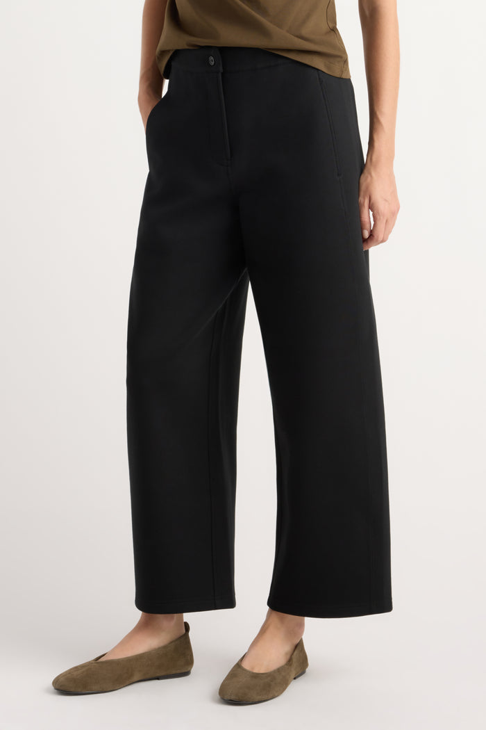 Renée | Chase Stretch-Waist Scuba Barrel-Leg Pant in Size Small