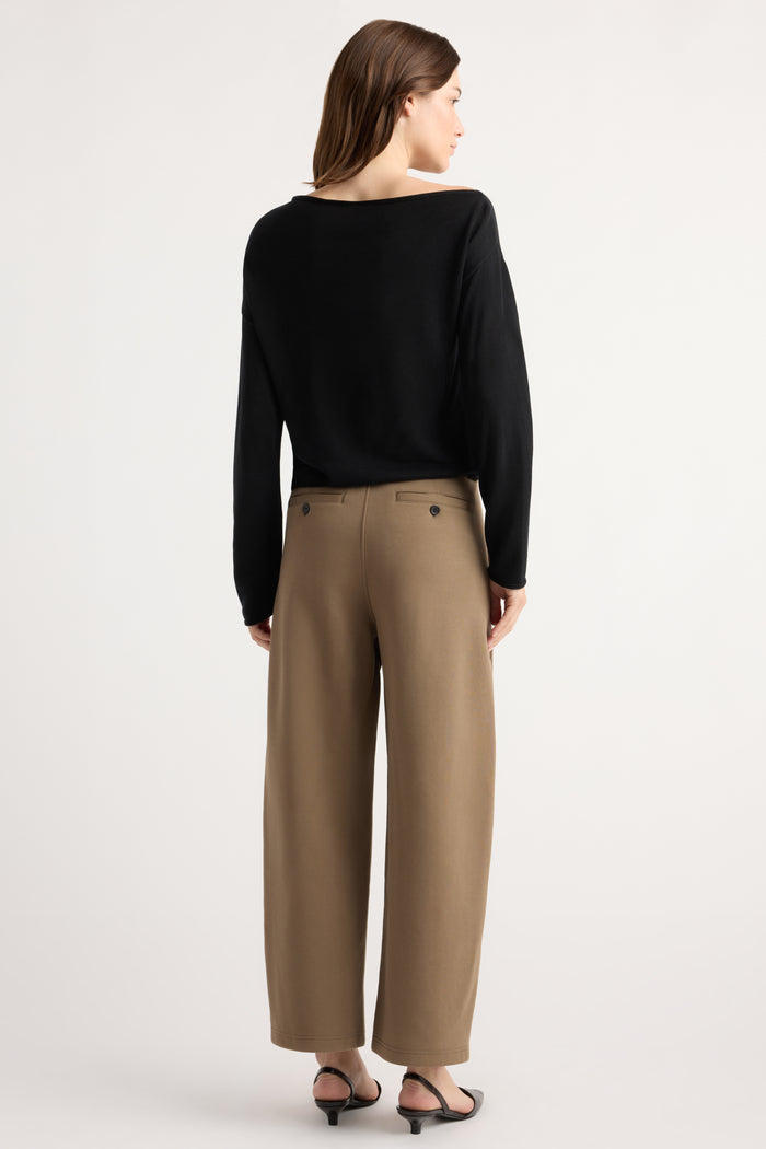 Renée | Chase Stretch-Waist Scuba Barrel-Leg Pant in Size Small