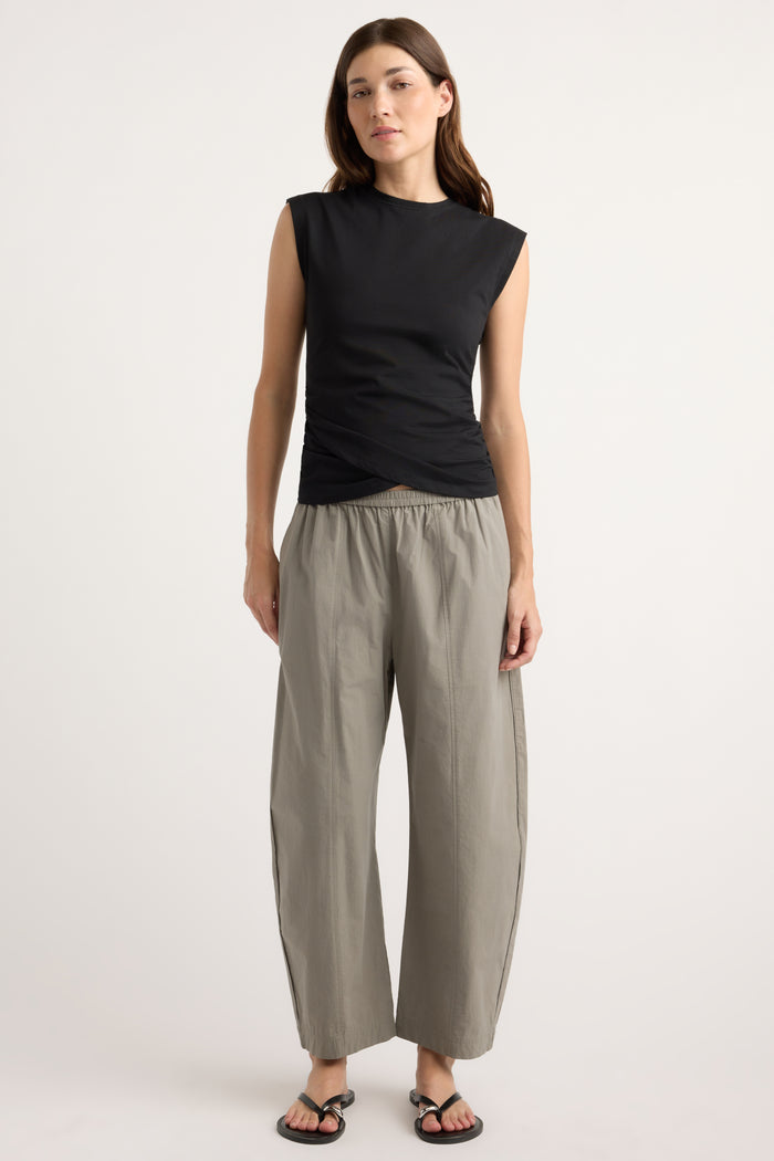 Renée | Priya Stretch-Waist Barrel-Leg Pant in Size Small