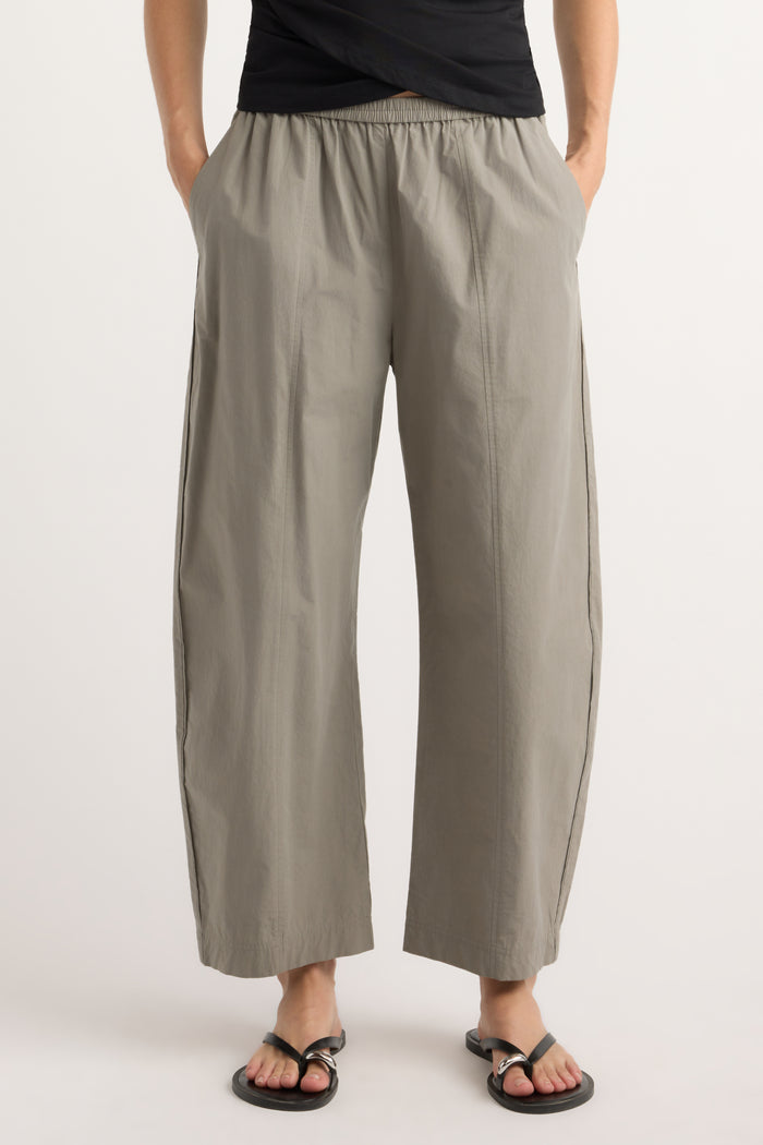 Renée | Priya Stretch-Waist Barrel-Leg Pant in Size Small